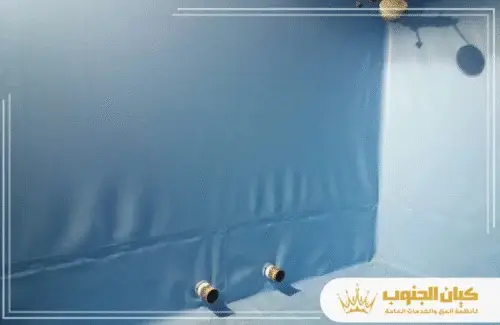 عزل خزانات أرضية بابها الجدران الداخلية لخزان مُعالج بطبقة عازلة زرقاء ناعمة مع وصلات أنابيب نحاسية سفلية.