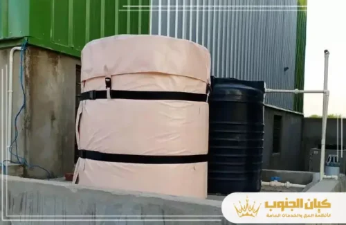 افضل عزل للخزانات الارضيه في خميس مشيط 0530609402 كيان الجنوب خزان مياه مغطى بغطاء عازل حراري خارجي من القماش باللون البيج الفاتح.