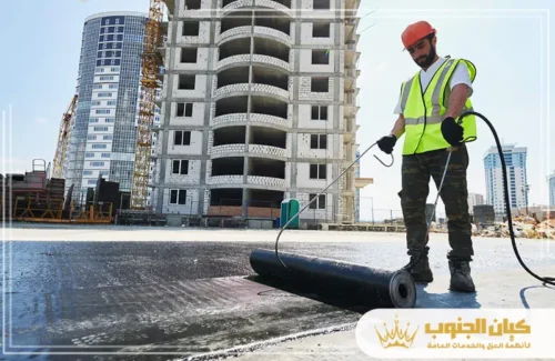 طرق عزل الأسطح بابها 0530609402 كيان الجنوب فني من شركة كيان الجنوب يقوم بتركيب طبقات العزل الحراري والمائي باستخدام لفائف البيتومين