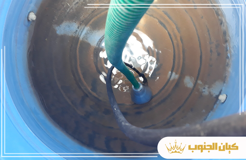 تنظيف خزان أرضي وإزالة الرواسب من الداخل