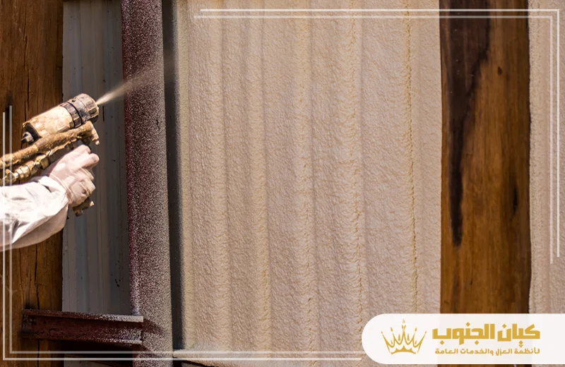 فني محترف يقوم بعزل الجدران بالفوم لتقليل تسرب الحرارة وتحقيق كفاءة عالية في العزل.