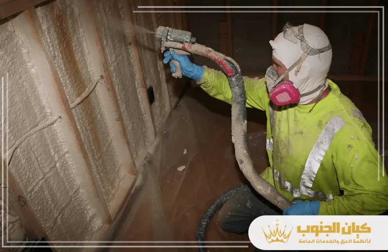 يعمل الفني على رش الجدران الخشبية بالفوم باحترافية عالية، مما يعزز من كفاءة العزل الحراري.