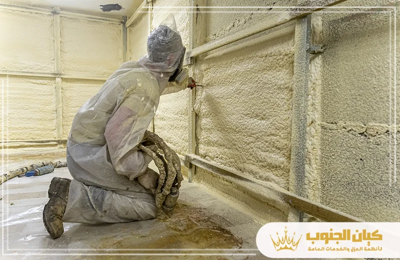 عزل الجدران الخشبية بالفوم عبر فنيين متخصصين، حيث نوفر جودة عالية.
