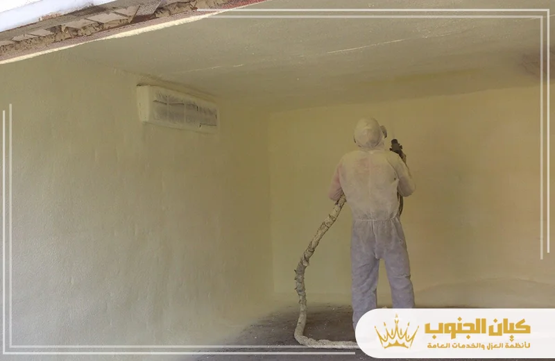 خدمة عزل الأسطح بالفوم باحترافية عالية، حيث يستخدم فنيونا معدات متطورة لضمان تغطية مثالية