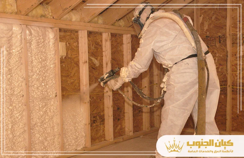 توزيع الفوم على الجدران مع درجات الحماية الحرارية والمائية باستخدام الفوم المبتكر.