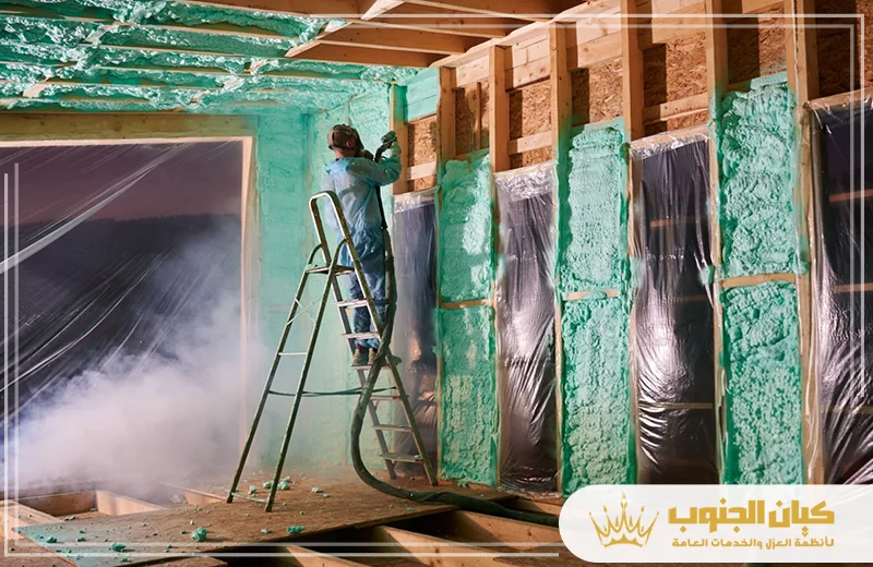 فني يقوم باستخدام تقنية الرش لتوزيع الفوم على الحائط وضمان العزل التام