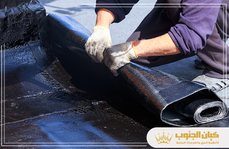 شركة عزل اسطح بنجران 0530609402 كيان الجنوب تطبيق العزل باستخدام لفائف البيتومين للأسطح مع الحرارة لضمان حماية فعّالة من الرطوبة في شركة عزل أسطح بنجران