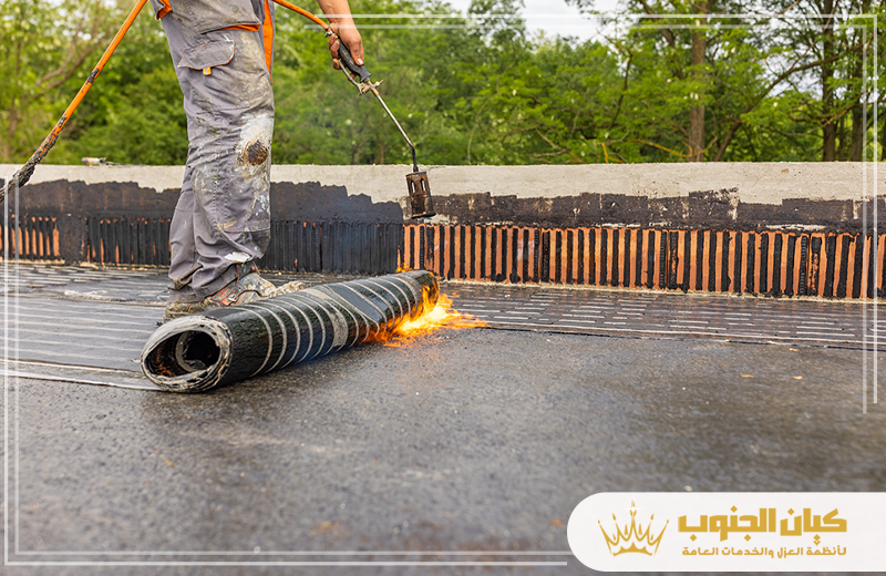 شركة عزل اسطح بنجران 0530609402 كيان الجنوب طبيق العزل باستخدام الفوم للأسطح في شركة عزل أسطح بنجران لحماية فعالة ضد الرطوبة والحرارة