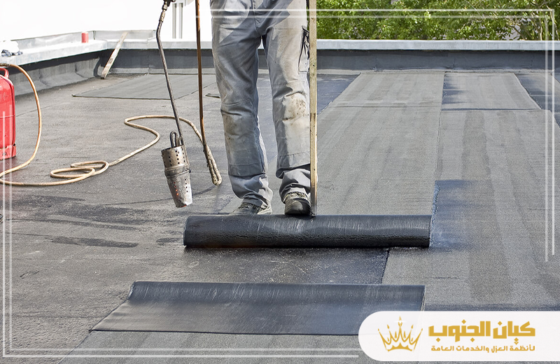 فني عزل اسطح بجازان 0530609402 كيان الجنوب فني محترف يطبق عزل أسطح المنازل بعناية فائقة، مستخدمًا أحدث المعدات لضمان عزل متين يحمي من الحرارة.